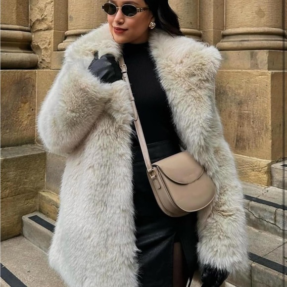 Elegant Cream Faux Fur Coat - Picture 4 of 5